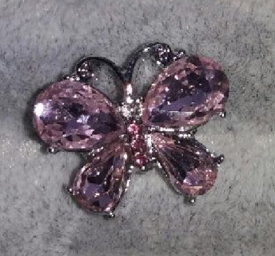 Billede af Snapknap formet som sommerfugl med lyserøde sten