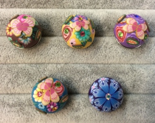Billede af Smuk pompom-snapknap i flotte farver med blomster og zirkoner 1stk