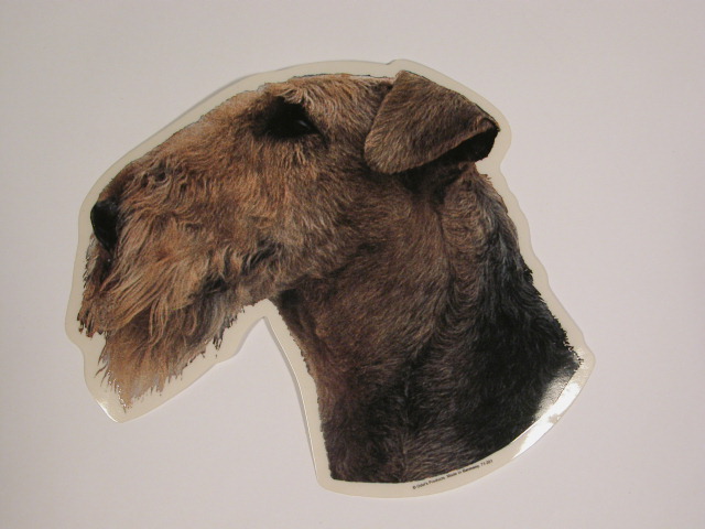 Airedale Terrier, hv. Vælg: Klistermærke, nøglering, broche, slipsenål, mm.
