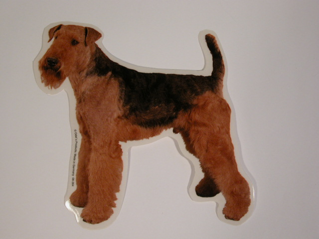 Airedale Terrier, st. Vælg: Klistermærke, nøglering, broche, slipsenål, mm.