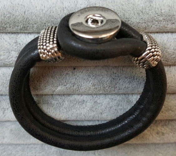Billede af "Basic Nature" armbånd i glat sort læderlook til Snap knap. SPAR 50,-
