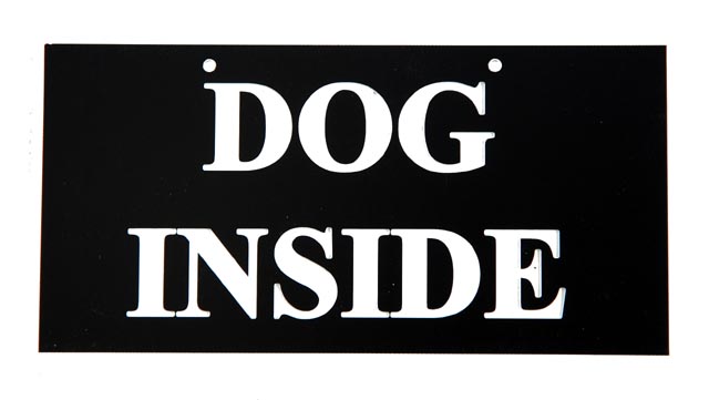 Skilt:  DOG INSIDE.