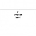 "Her vogter vi" skilt i hvid plast, til 2 store dekaler.