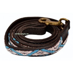 "Kabaka Sky" eksklusiv håndlavet hundeline med håndtag. Med hvide og lyseblå perler