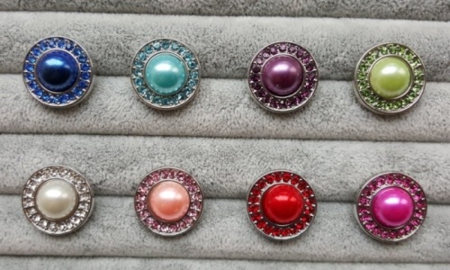 Billede af Snapknap med farvet perle i midten og ring af zirkoner 1 stk