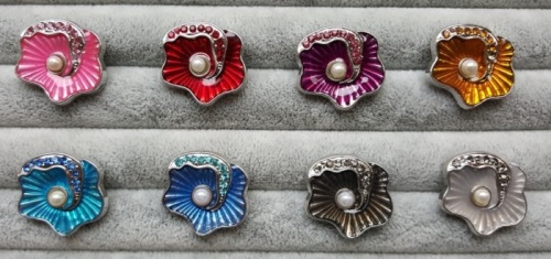Billede af Blomster-Snapknap med hvid "perle" i midten og med zirkoner 1 stk